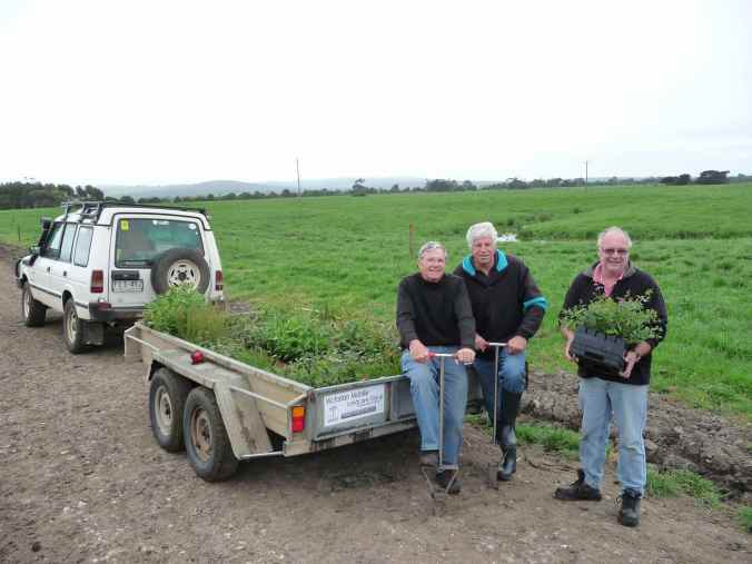 VMLGlores Victorian Mobile Landcare Group volunteers